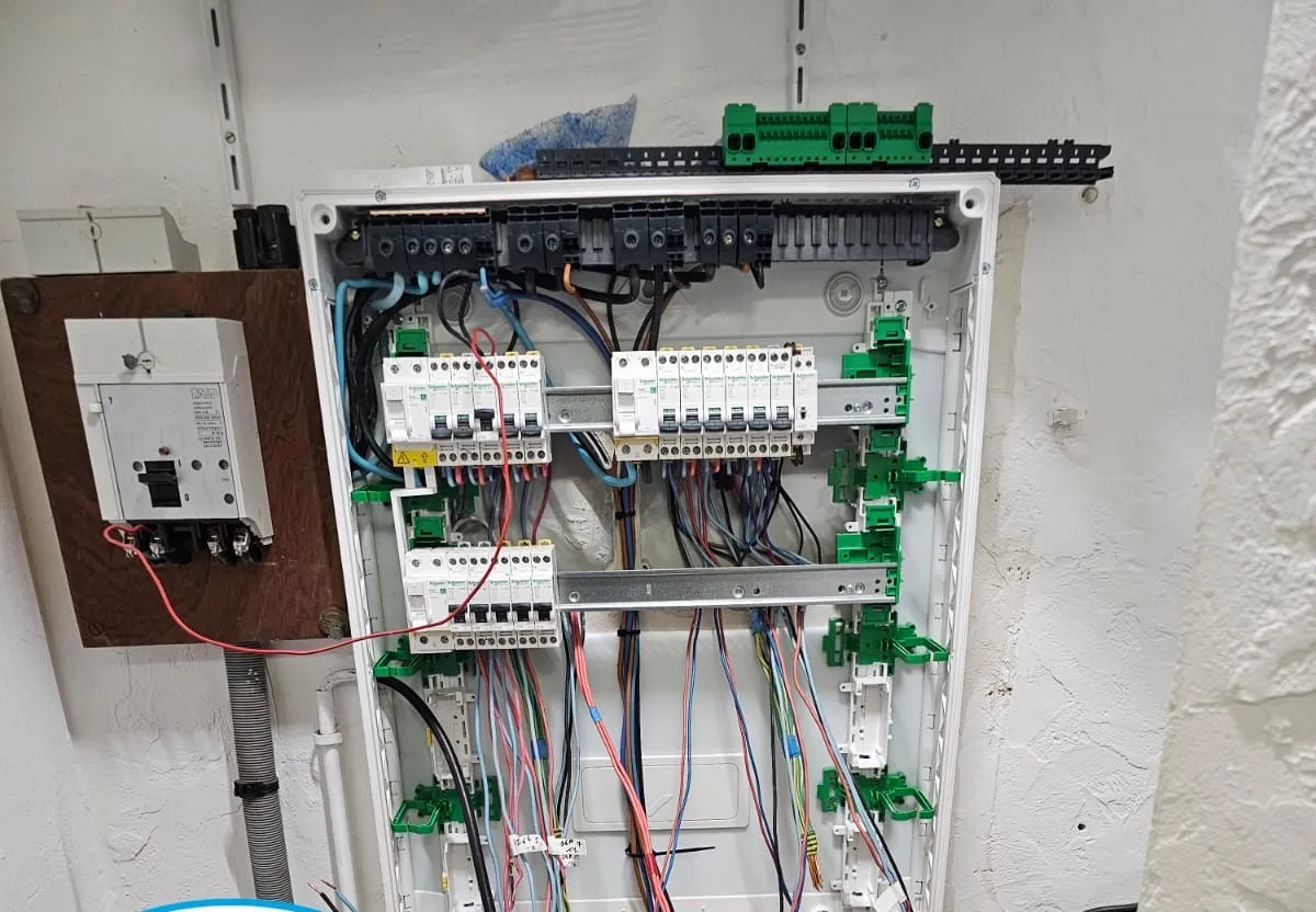 Tableau électrique en cours de câblage